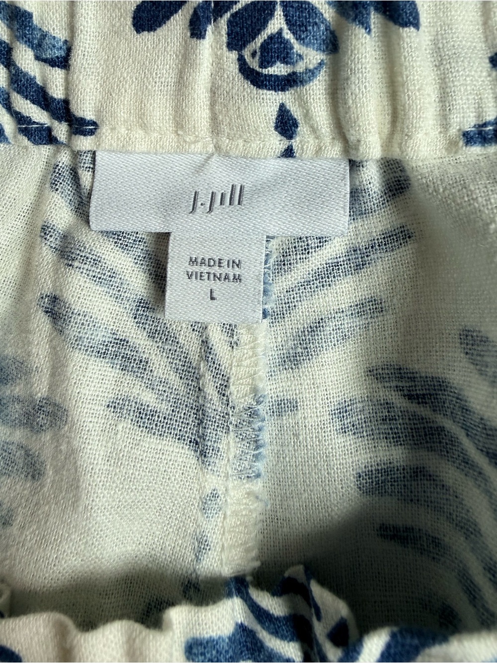 J. Jill Linen Blend White Shorts with Navy Palm Motif - Picture 2 of 5